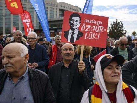 Protest as judge quizzes Istanbul mayor in spy probe
